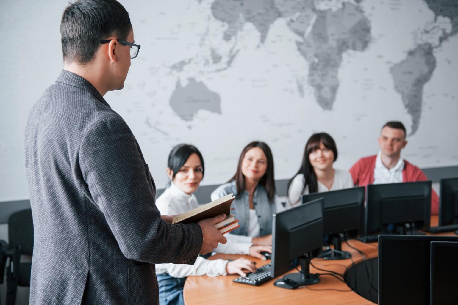 Profesional trabajando con análisis financieros